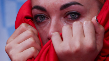 Слезы гандболистки Сень: она была удалена в полуфинале Олимпиады с Норвегией