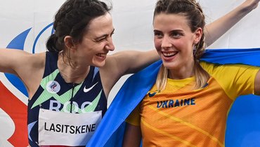 Ласицкене и украинка Могучих сфотографировались с флагами после выступления на Олимпиаде