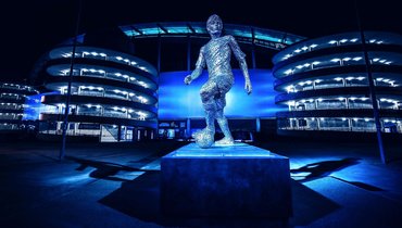 «Манчестер Сити» показал статуи Компани и Сильвы, которые откроют возле стадиона