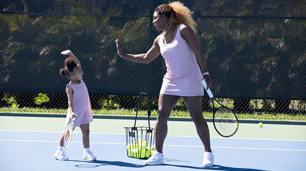 Серена Уильямс с дочкой играет в теннис. Фото People