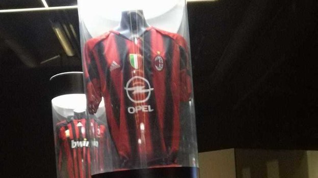 Футболка Андрея Шевченко в музее «Милана». Фото Георгий Кудинов