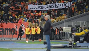 Фанаты «Шахтера» вывесили баннер «Луческу — Иуда Искариот» на матче с «Динамо»
