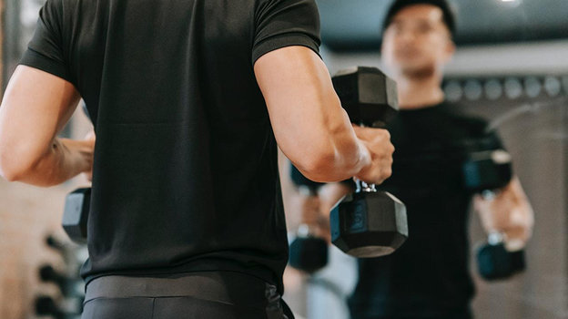 Упражнения на спину и грудь с гантелями для мужчин и женщин в домашних условиях — Как тренировать и накачать мышцы спины и груди дома. Спорт-Экспресс