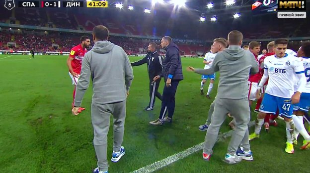 футболисты Спартака и Динамо спорят с судьей, напряженный момент