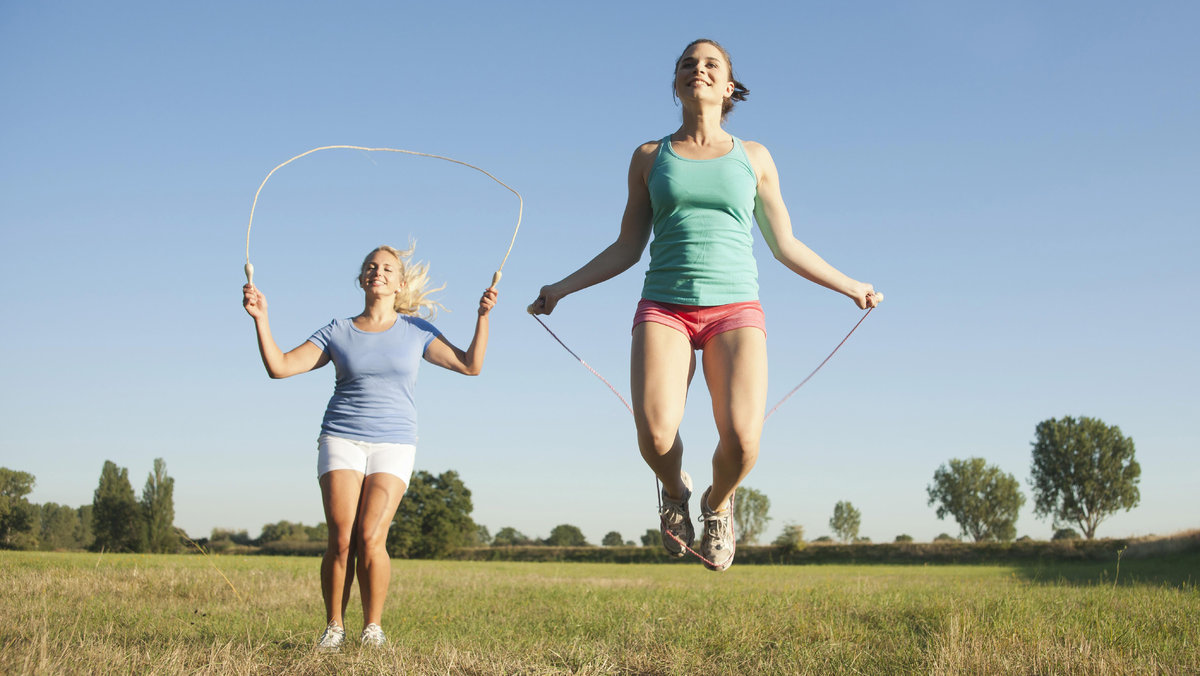 Прыжки со скакалкой: эффективность, плюсы и минусы, упражнения, план занятий