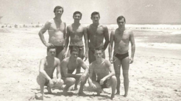 1988 год, Гана. Юрий Разумов (крайний справа в верхнем ряду) вместе с партнерами по сборной СССР. Фото из личного архива Разумова