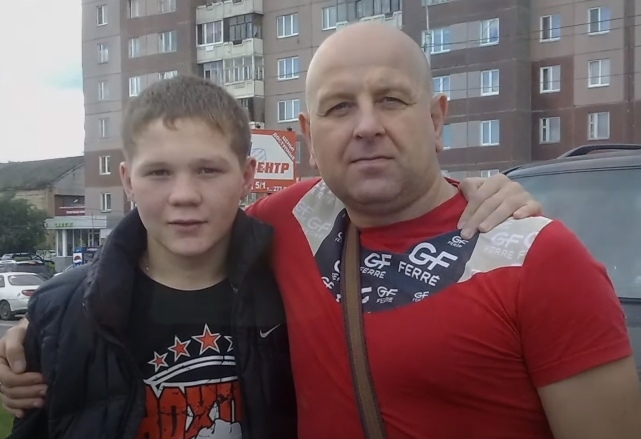 Петр Ян с первым тренером по боксу Николаем Суржиковым.