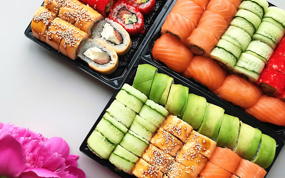 Различные виды суши и роллов