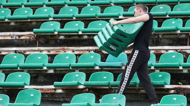 Болельщики забирают кресла со стадиона. Фото Александр Федоров, "СЭ"