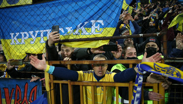 Появилось видео драки боснийских фанатов с украинскими болельщиками, вывесившими флаг России