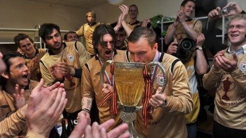 Футболисты "Рубина" празднуют чемпионство.