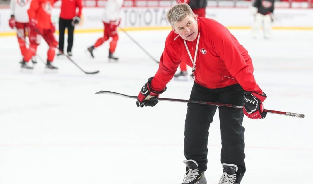 Тренер из НХЛ с треском провалился в Екатеринбурге. Руководство опоздало с его увольнением на полгода