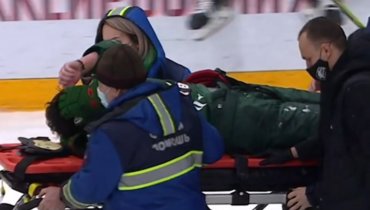 Жуткая травма игрока сборной: его унесли со льда в крови и на носилках!