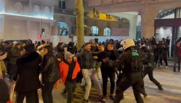 Фанаты сборной Алжира вышли на улицы Парижа, чтобы отметить победу в Кубке арабских наций. Произошли столкновения с полицией