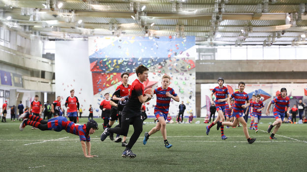 Матчи по регби среди юношеских команд.