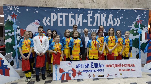 Награждение победителей и призеров турнира по регби-7 среди женских команд.