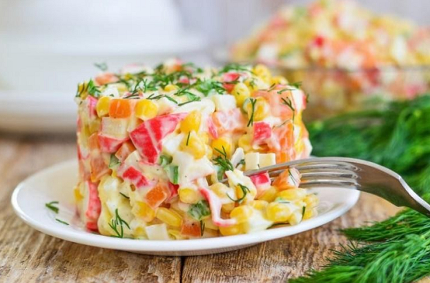 Салат с крабовыми палочками и помидорами рецепт фото пошагово и видео