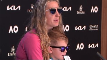 Азаренко пришла с сыном на пресс-конференцию после матча Australian Open