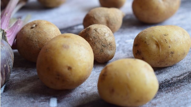 Почему картофель при варке сильно темнеет?