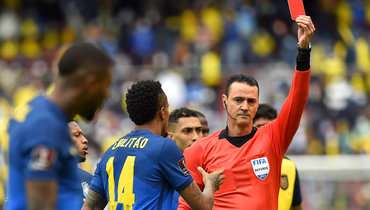 Арбитр показал три красные карточки к 25-й минуте матча Эквадор — Бразилия