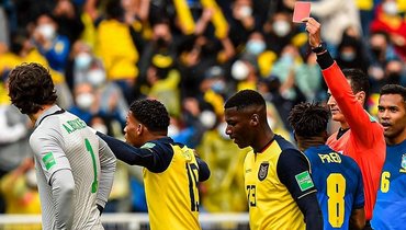 В матче Эквадор — Бразилия арбитр отменил две красные карточки Алиссону и два пенальти