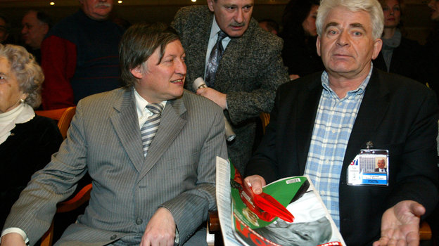 2004 год. Борис Спасский (справа) и Анатолий Карпов. Фото Александр Федоров, "СЭ"