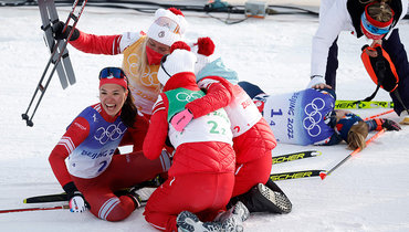 Сборная России по лыжным гонкам завоевала золото в женской эстафете на Олимпиаде в Пекине