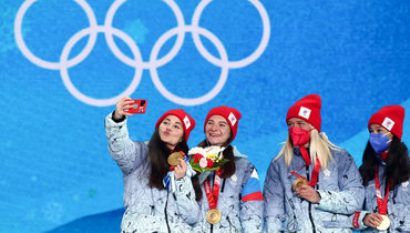 Селфи красавиц на пьедестале Олимпиады: наши лыжницы получили свое золото