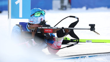 Симон Фуркад поддержал российского биатлониста Латыпова после неудачи в эстафете на Олимпиаде