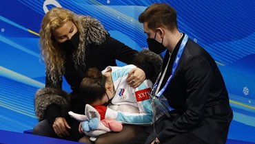 Эмоции Валиевой и Тутберидзе после объявления оценок на Олимпиаде-2022