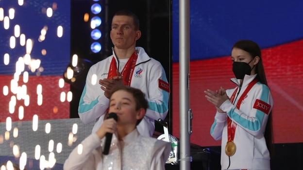 Александр Большунов и Анна Щербакова подняли флаг России. Фото Александр Федоров, "СЭ"