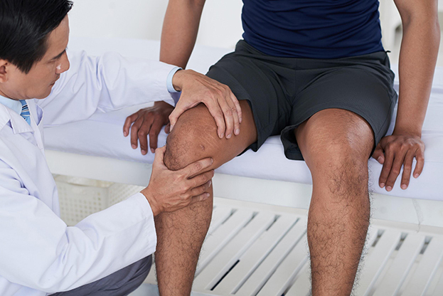 Хруст в коленях (почему хрустят суставы при сгибании) - причины и лечение