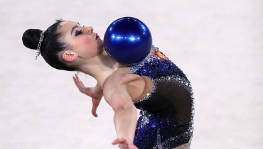 Крамаренко выиграла больше всех медалей в финалах ЧР. Дина Аверина снялась с половины упражнений