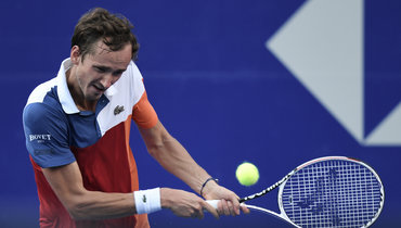 Медведев в двух сетах победил Маррея на турнире в Майами