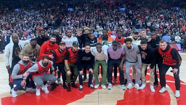 Футболисты сборной Канады посетили матч НБА «Торонто» — «Бостон»