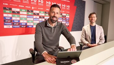 Ван Нистелрой стал главным тренером ПСВ. Контракт вступает в силу со следующего сезона