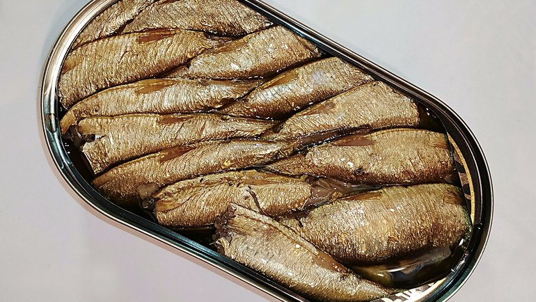 салат из рыбных консервов с картофелем слоями | Дзен
