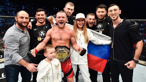 Петр Ян со своей семьей и командой после победы на турнире UFC 267. Петр Ян со своей семьей и командой после победы на турнире UFC 267.