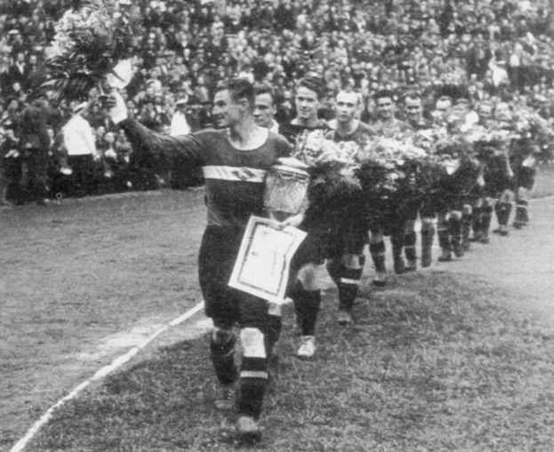 Спартаковцы после победы в Кубке СССР в 1947 году. Спартаковцы после победы в Кубке СССР в 1947 году.