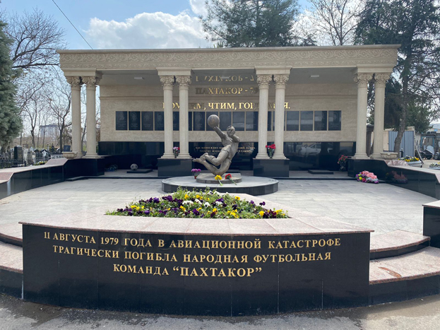 Монумент в память о погибших футболистах «Пахтакора». Фото "СЭ"