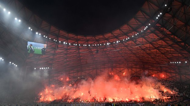 Файершоу болельщиков «Марселя» с надписью «УЕФА — мафия». Фото AFP