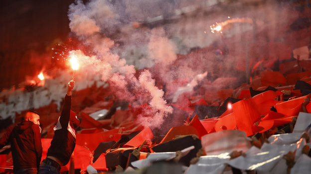 Файершоу болельщиков «Марселя» с надписью «УЕФА — мафия». Фото AFP