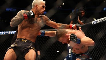 Оливейра победил Гэтжи удушающим приемом в первом раунде на UFC 274