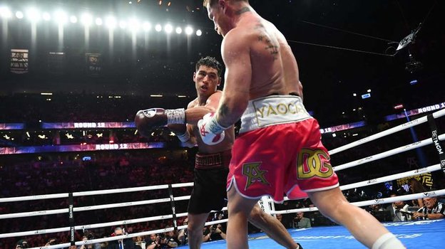 Бокс: Дмитрий Бивол победил Сауля Альвареса в бою за титул чемпиона мира по версии WBA