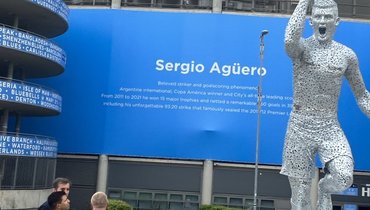«Манчестер Сити» открыл статую Агуэро. Но он сам на себя не похож