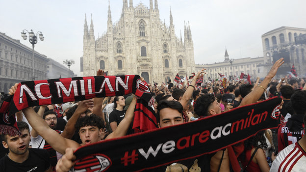 Фанаты "Милана" празднуют победу в серии А. Фото Reuters