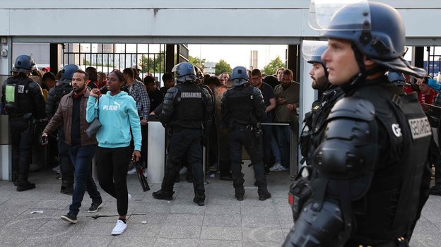 Футбол: почему финал Лиги чемпионов Ливерпуль — Реал в Париже был отложен на 36 минут — в чем вина болельщиков и что делала полиция. Фото. Спорт-Экспресс