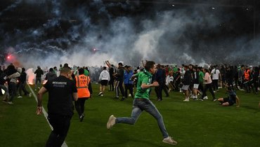 Ужас во Франции: разъяренные фанаты выбежали на поле и хотели устроить самосуд над игроками