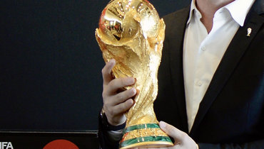 Жулиану Беллетти с кубком чемпионата мира.