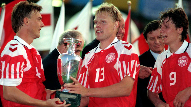 
                        Его дочь умирала от рака, но он забил решающий гол в финале. 30 лет назад Дания выиграла Евро
                    